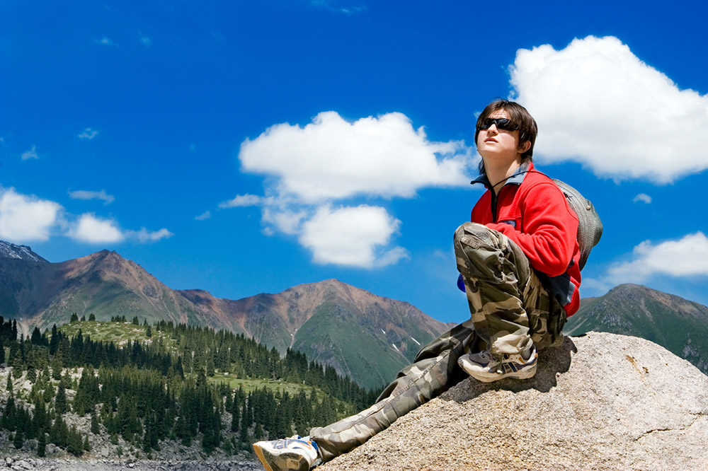 Galtee mountain boy. Мальчик в горах. Подростки в горах. Горе подростка. Мальчик на горе.